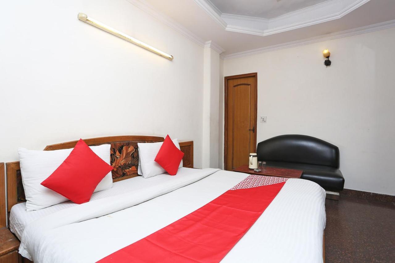 Oyo 8188 Vardhmaan Inn Delhi  Bagian luar foto