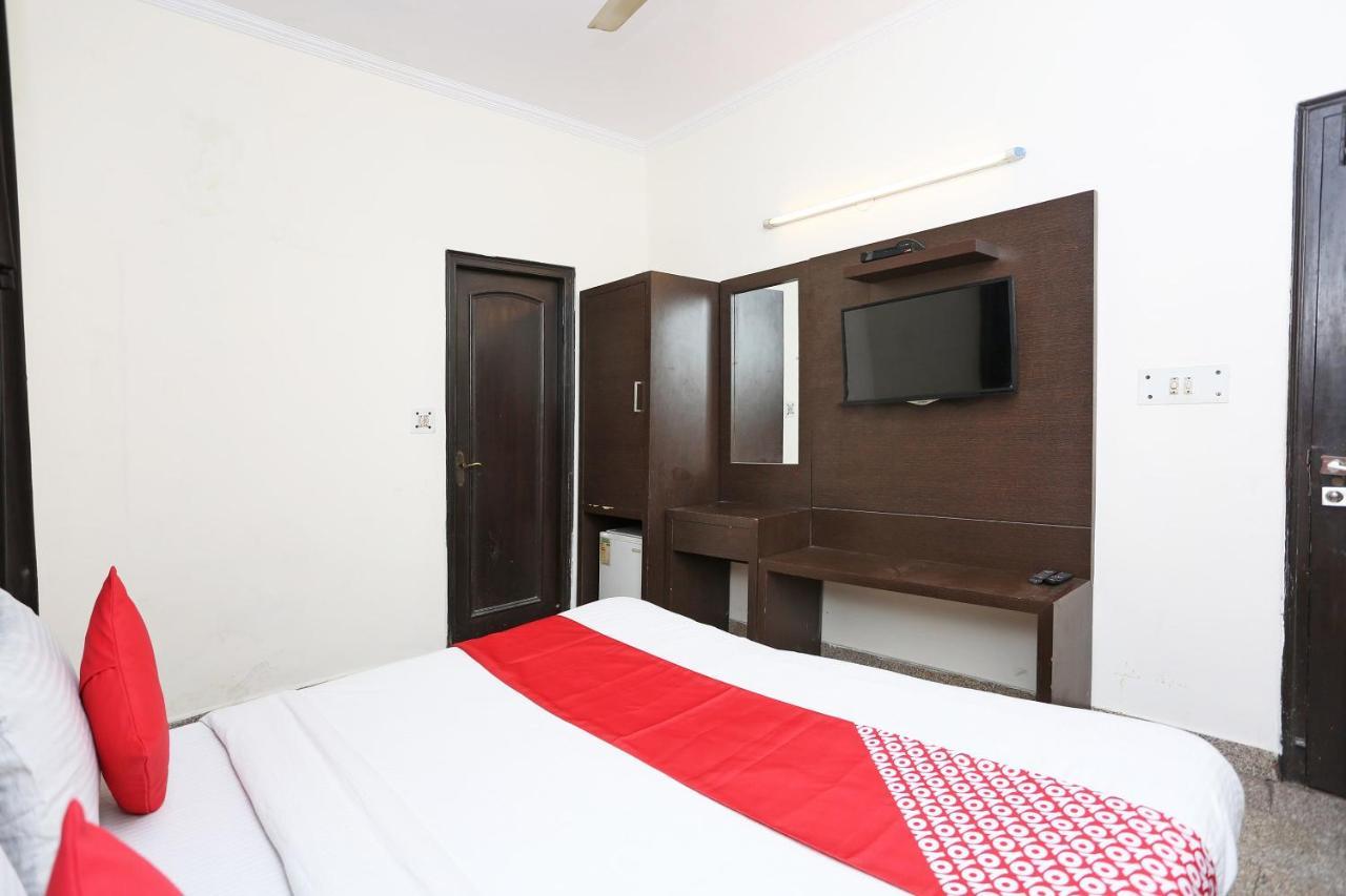 Oyo 8188 Vardhmaan Inn Delhi  Bagian luar foto