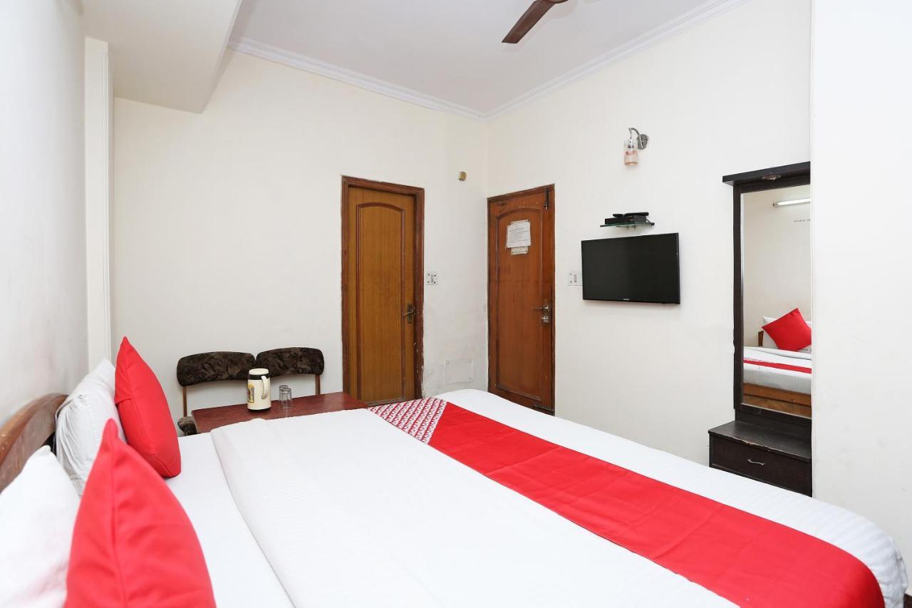 Oyo 8188 Vardhmaan Inn Delhi  Bagian luar foto