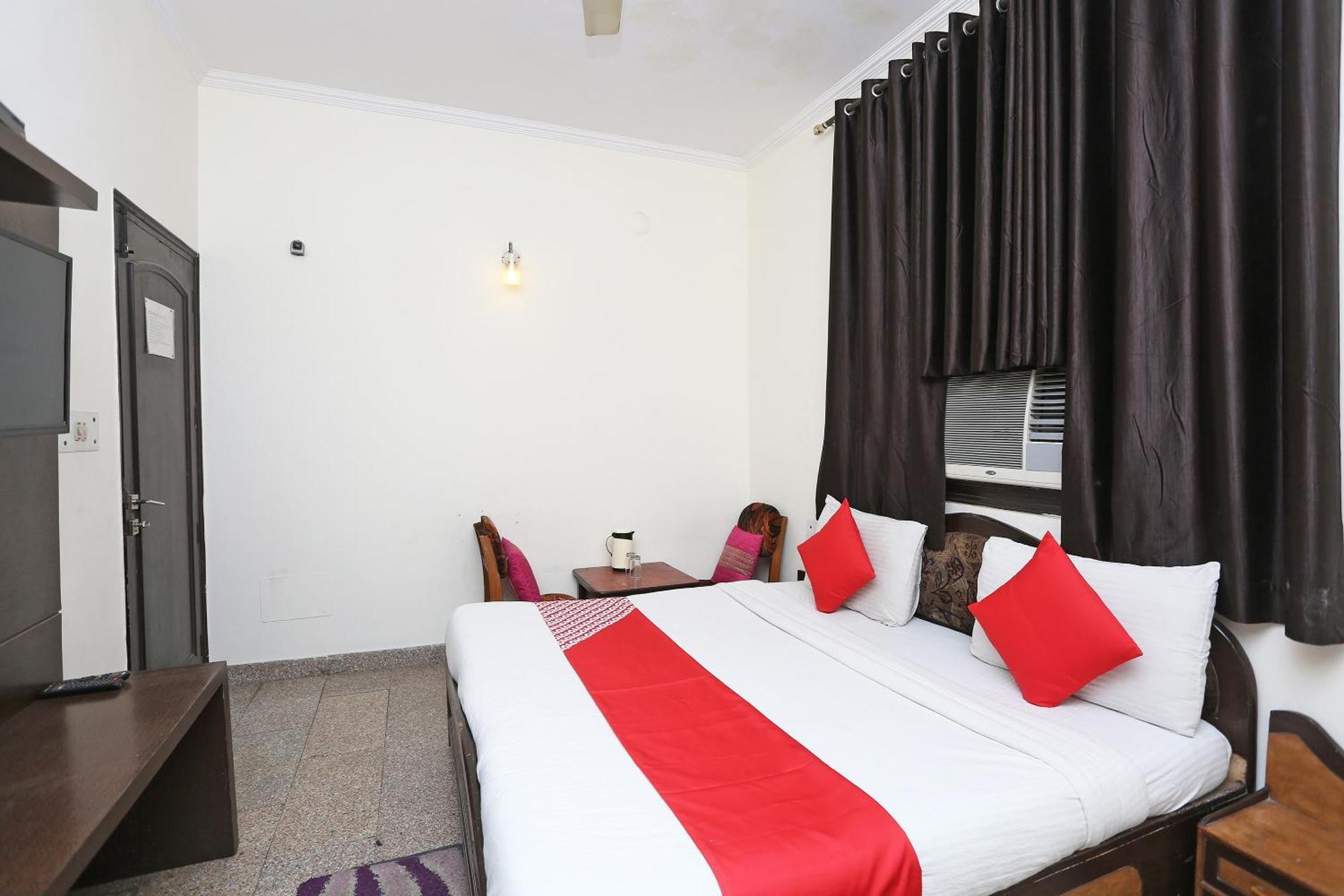Oyo 8188 Vardhmaan Inn Delhi  Bagian luar foto