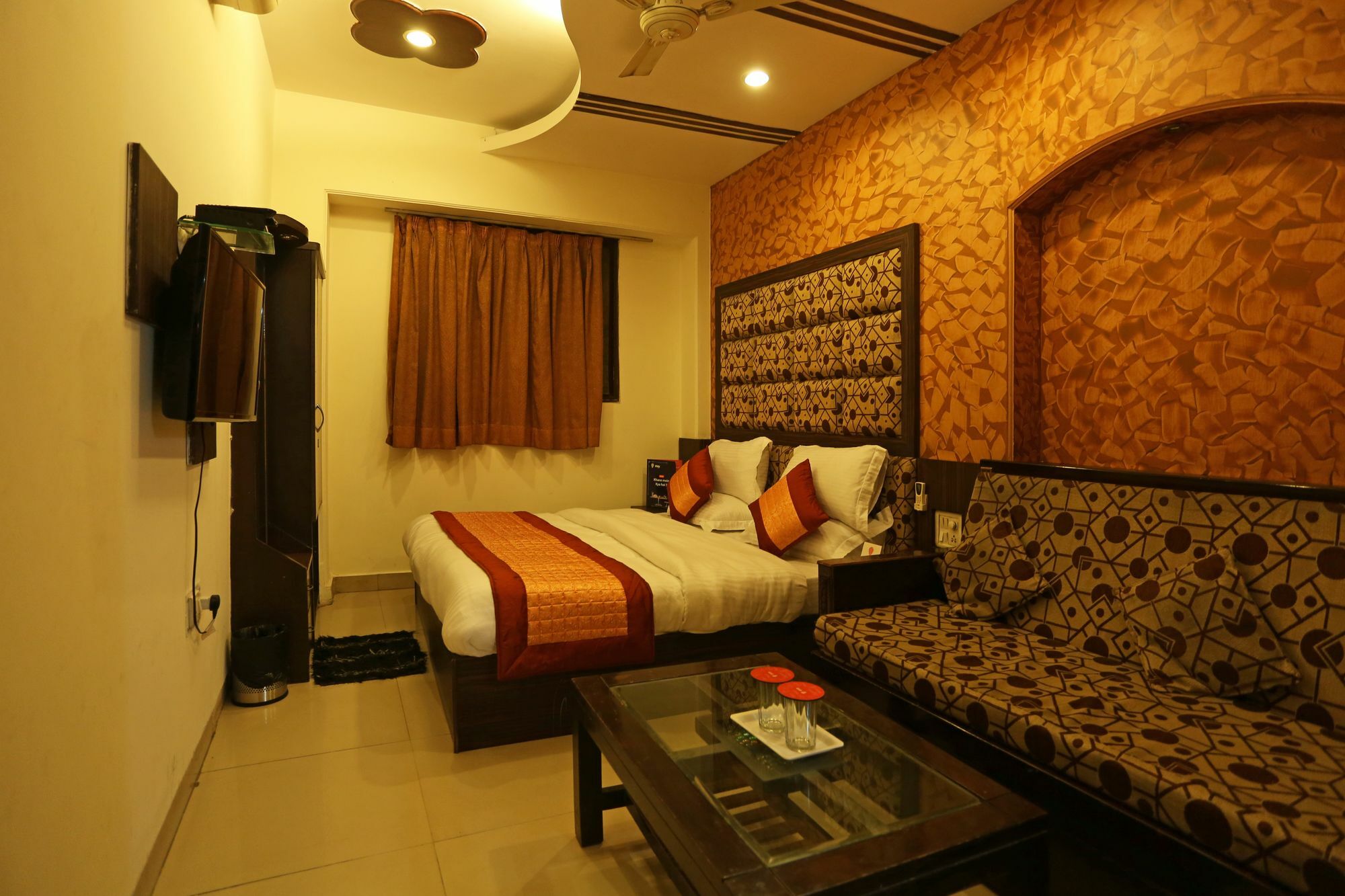 Oyo 8188 Vardhmaan Inn Delhi  Bagian luar foto